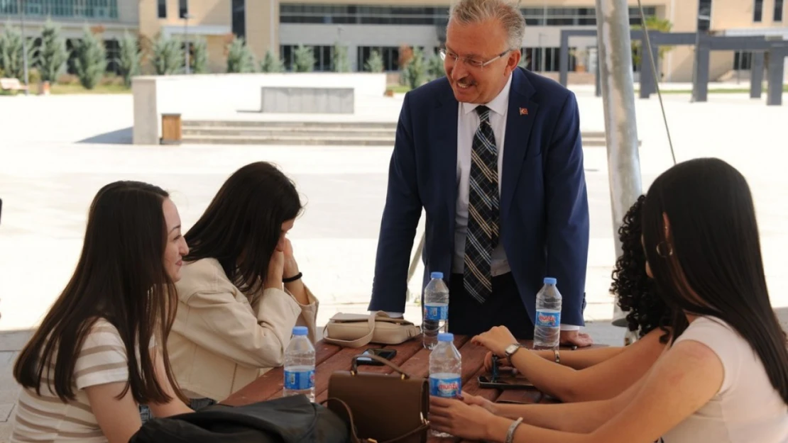 Rektör Levent, yeni eğitim-öğretim dönemi haftasında öğrencilerle buluştu