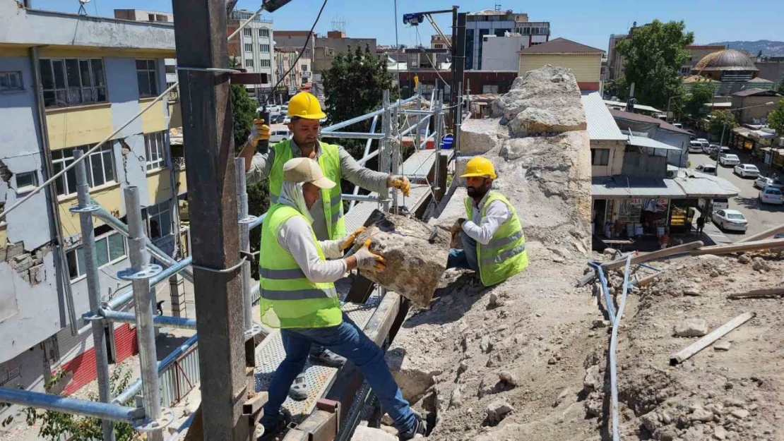 Restorasyon kapsamında Ulu Cami'de taşlar sökülüyor