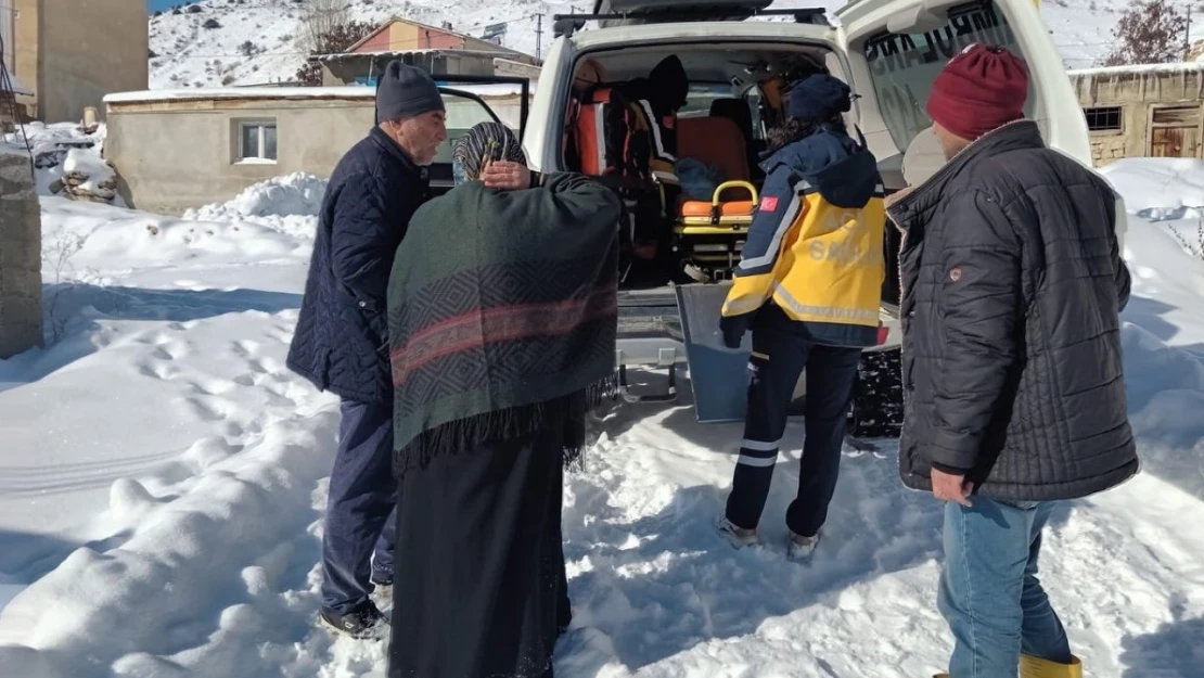 Sağlık ekipleri karlı yolları aştı köyde yaşayan hastanın imdadına yetişti