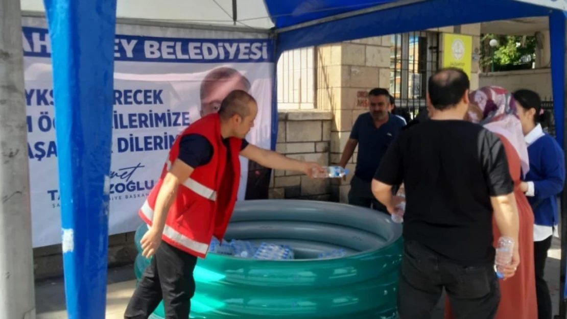 Şahinbey öğrencilerin ve velilerin sınav heyecanı paylaştı