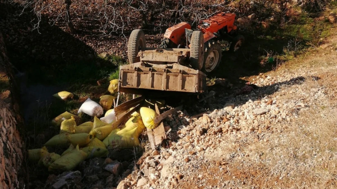 Şarampole devrilen traktör sürücüsü yaralandı