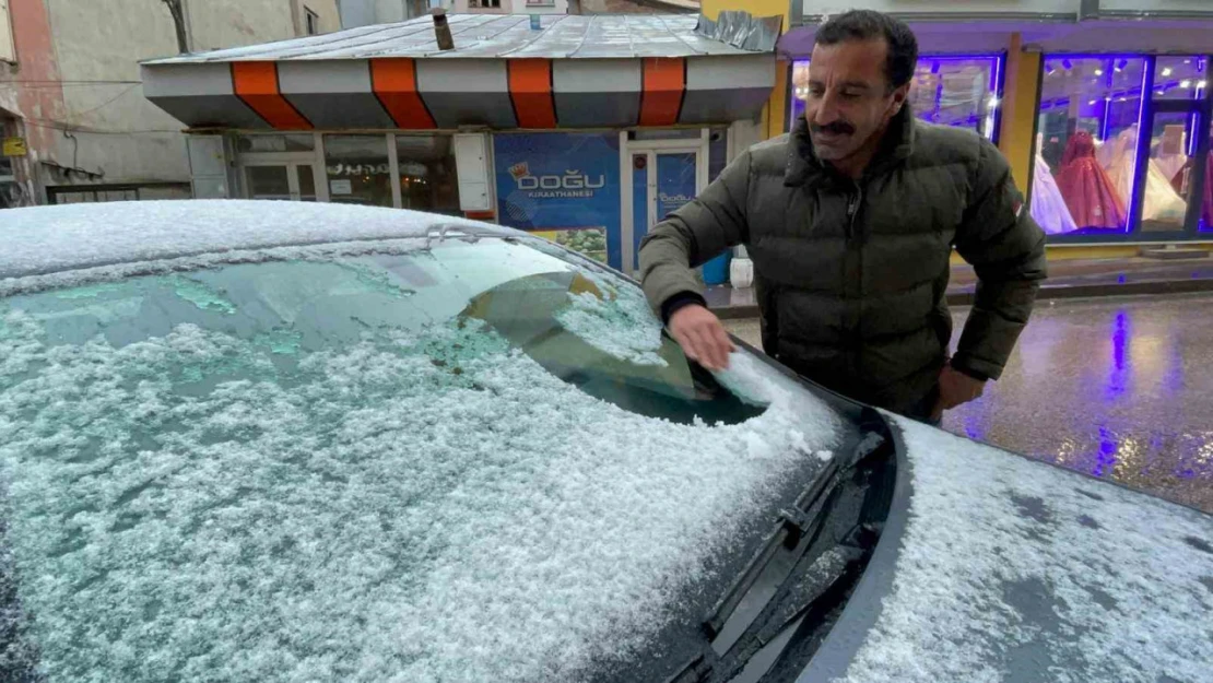 Sarıkamış'a mevsimin ilk karı yağdı