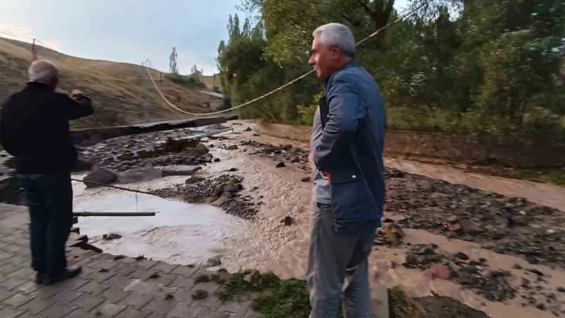 Sarıkamış'ı sel vurdu: Yollar yıkıldı, evleri su bastı