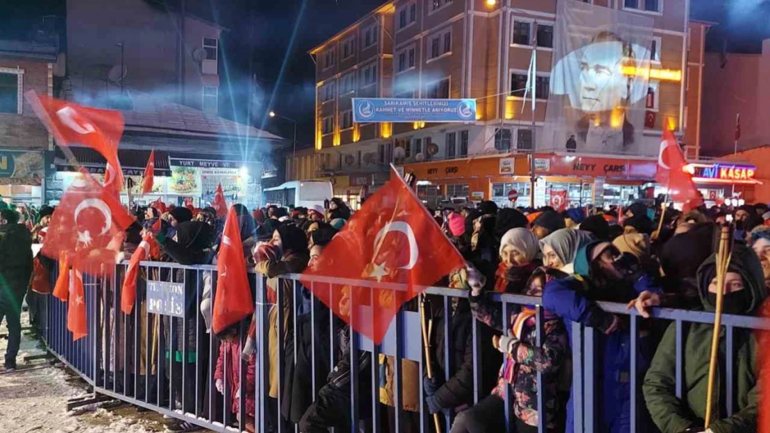 Sarıkamış'ta binlerce kişi şehitler için yürüdü