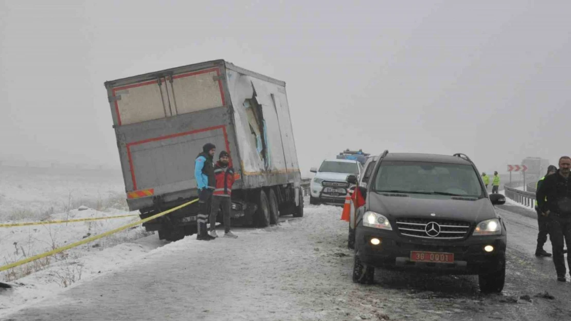 Sarıkamış'ta zincirleme kaza: 2 ölü, 8 yaralı