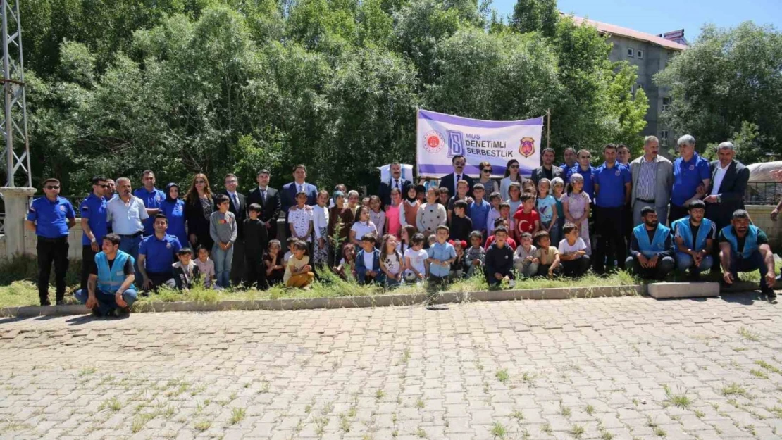 Savcı ve hakimler köy okulunda öğrencilerle fidan diktiler