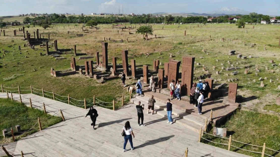 Selçuklu Mezarlığında Kurban Bayramı yoğunluğu