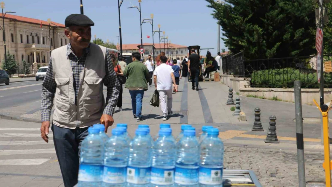 Sıcak havalar en çok onların yüzünü güldürüyor