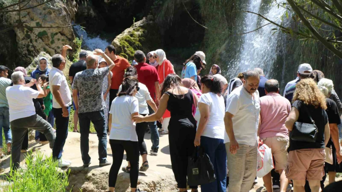 Sıcaktan kaçan şelalede serinledi