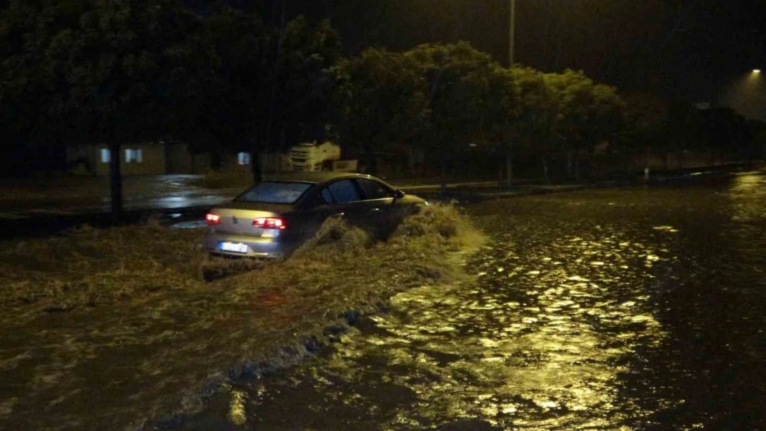 Şiddetli yağış Adıyaman'da etkili oldu: Cadde ve sokaklar göle döndü