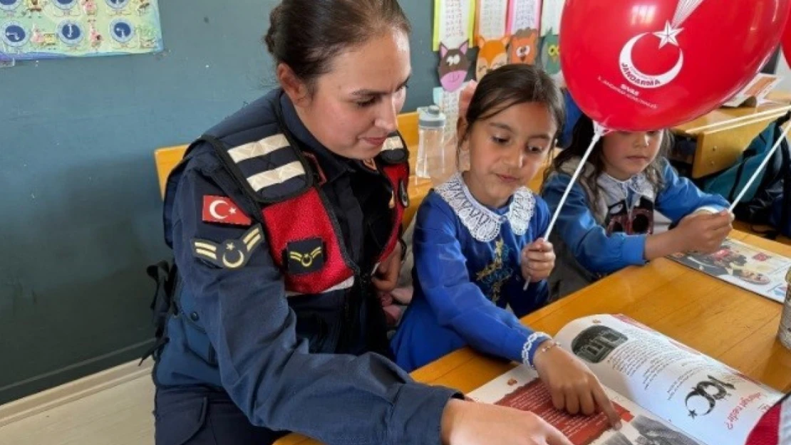 Sivas'ta 'Tim Jandarma' ile çocuklara güvenlik eğitimi