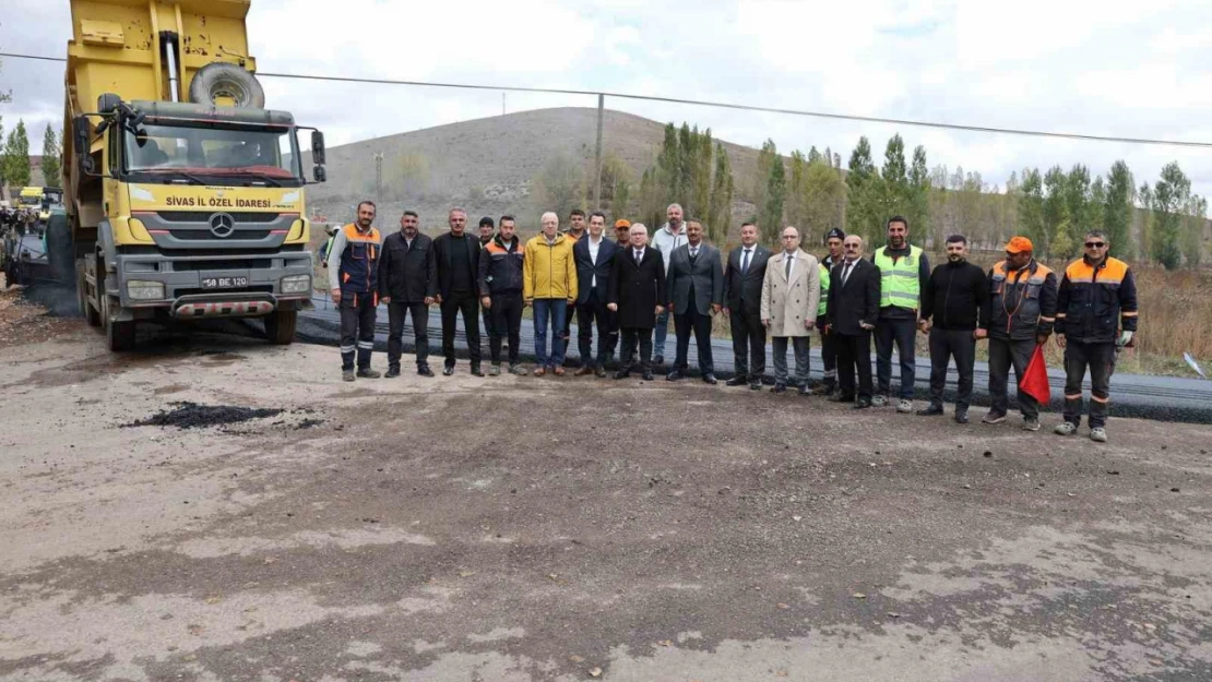 Sivas'ta bağlantı yolları sıcak asfalt kavuşuyor