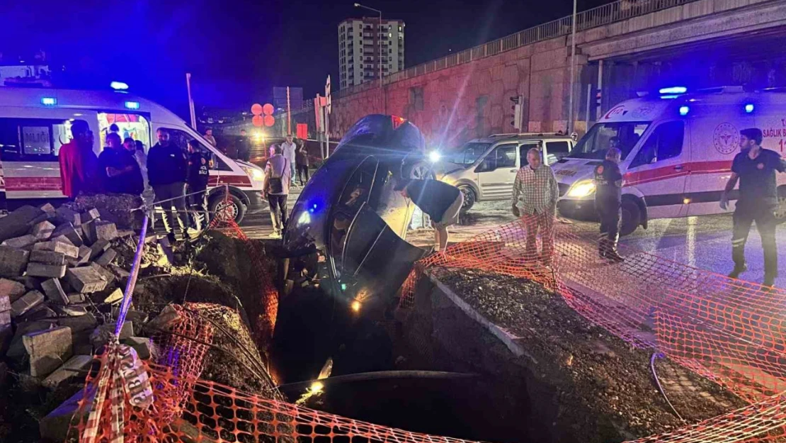 Sivas'ta hafif ticari araçla otomobil çarpıştı: 5 yaralı