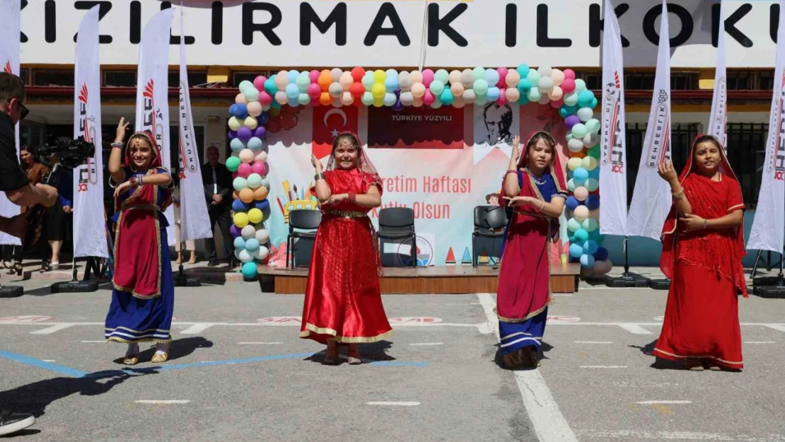 Sivas'ta İlköğretim Haftası coşkuyla kutlandı