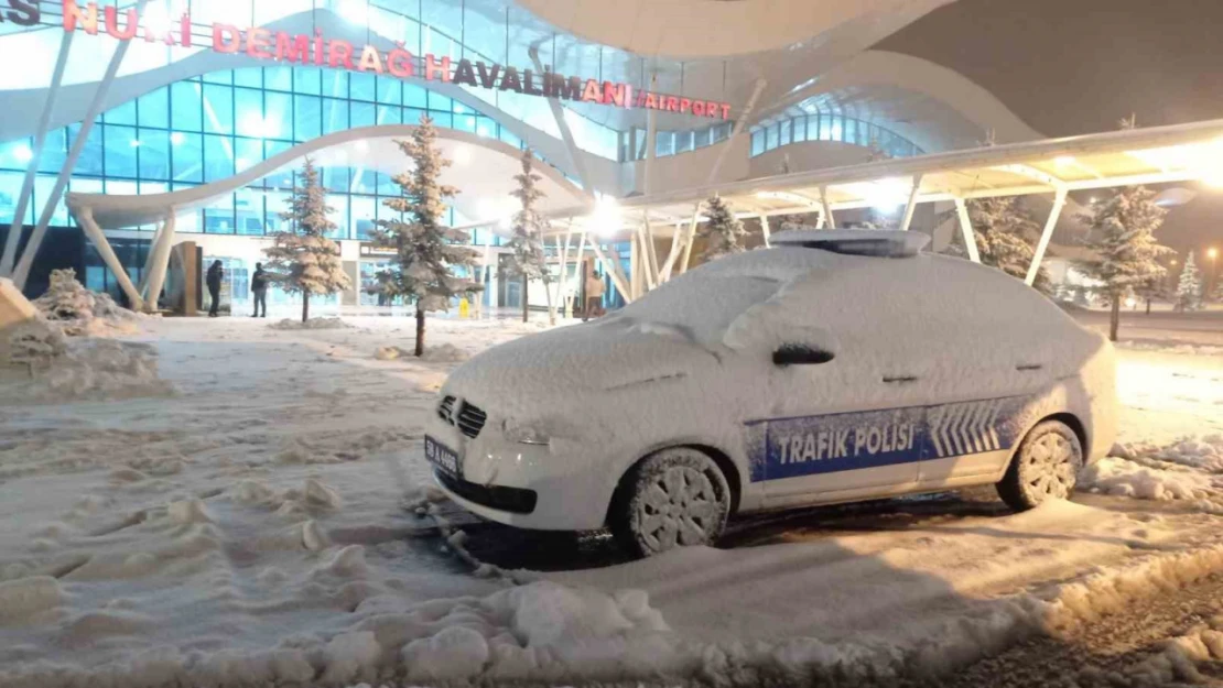 Sivas'ta kar hava ulaşımında iptallere neden oldu