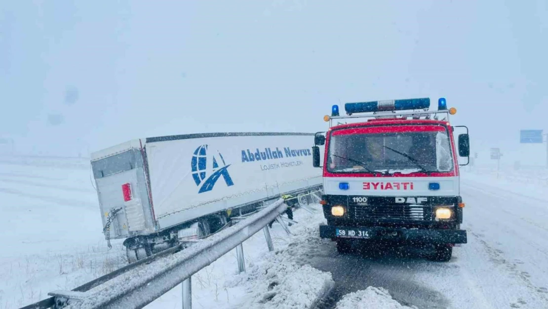 Sivas'ta kar ve kuvvetli fırtına kazayı da beraberinde getirdi: 1 yaralı