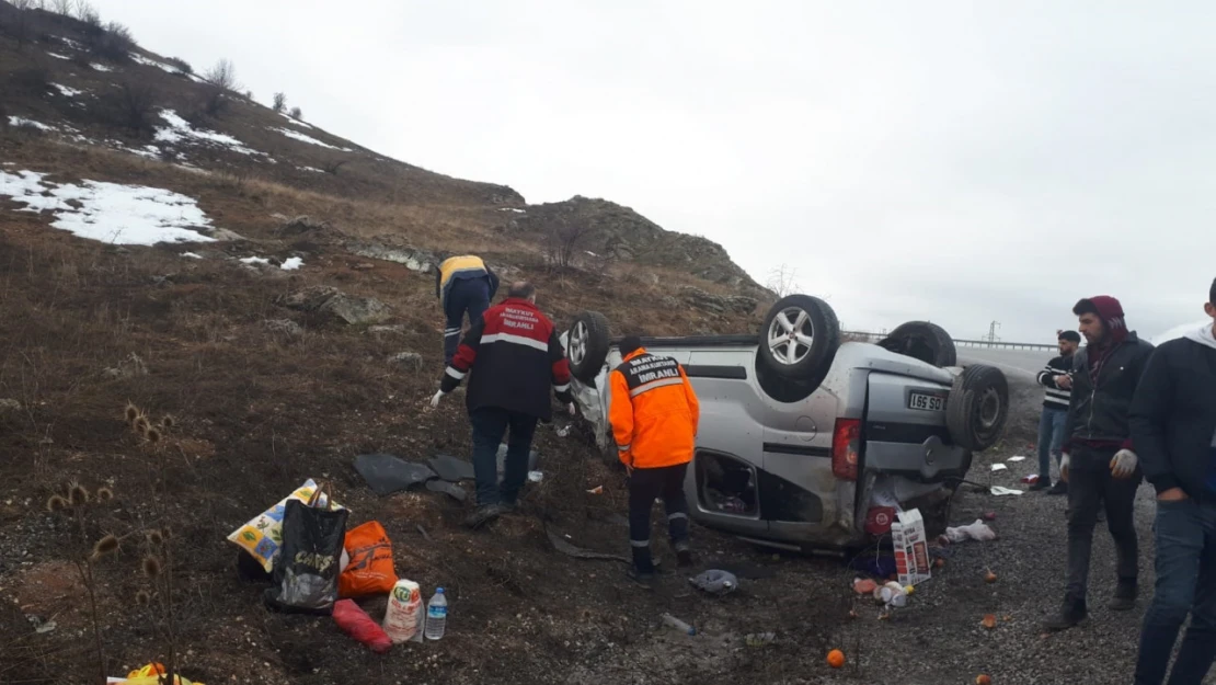 Sivas'ta kaza yapan araç ters döndü: 5 yaralı
