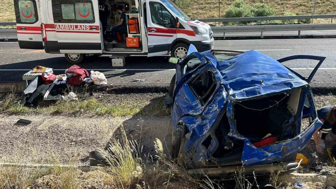 Sivas'ta kontrolden çıkan otomobil takla attı: 5 yaralı