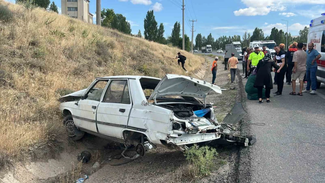 Sivas'ta kontrolden çıkan otomobil devrildi: 1'i ağır 5 yaralı