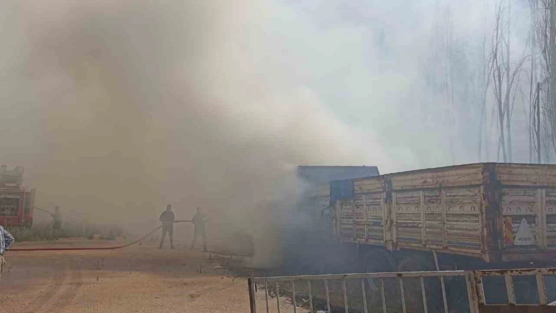 Sivas'ta korkutan yangın: 2 kamyon, 4 konteyner zarar gördü