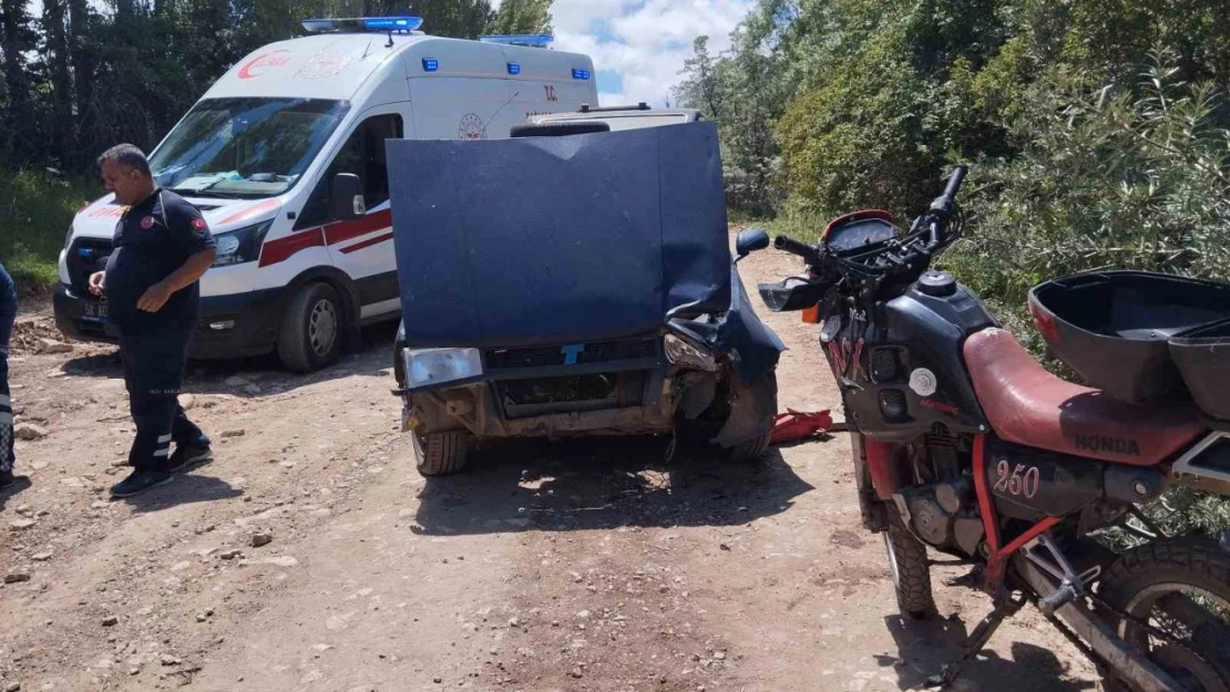 Sivas'ta motosikletle otomobil çarpıştı: 2 yaralı