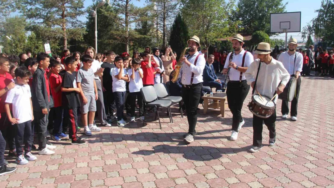 Sivas'ta öğrenciler güle oynaya dersbaşı yaptı