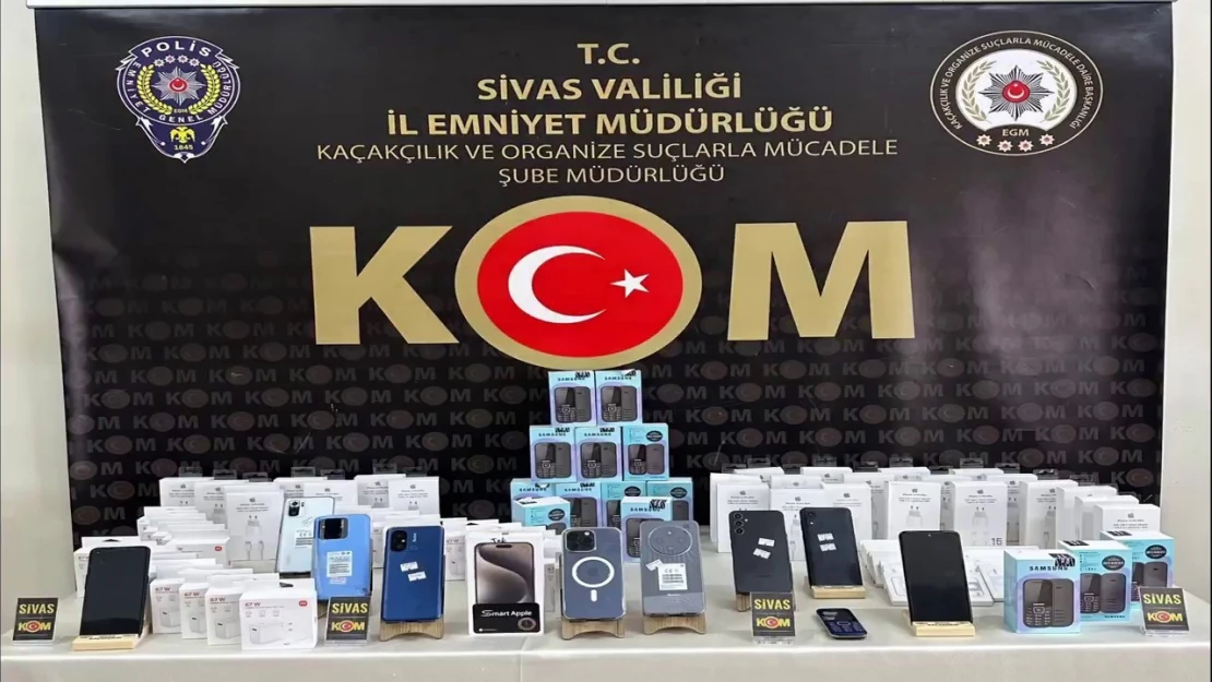 Sivas'ta onlarca kaçak telefon ve aksesuarları ele geçirildi