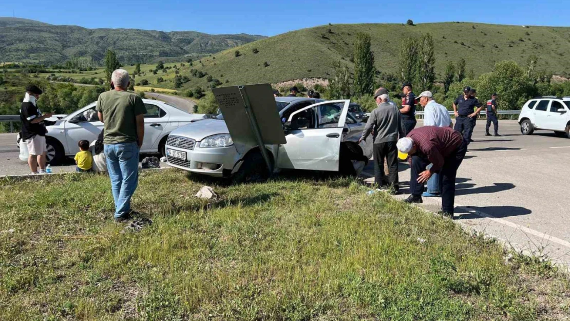 Sivas'ta otomobiller çarpıştı: 2'si çocuk 8 yaralı