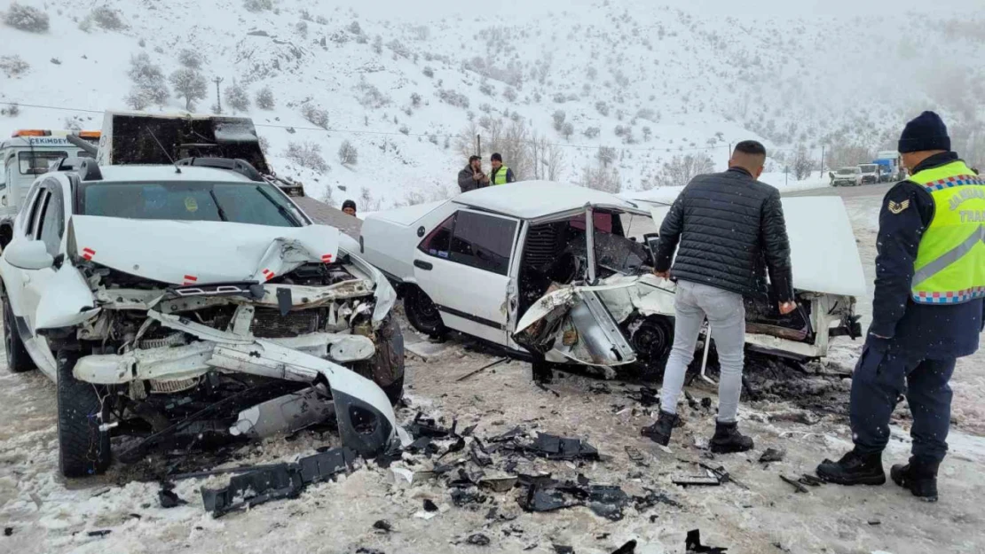 Sivas'ta otomobiller kafa kafaya çarpıştı: 1 ölü, 6 yaralı