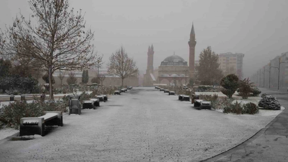 Sivas'ta özlenen kar kent merkezine düştü, sürücüler hazırlıksız yakalandı