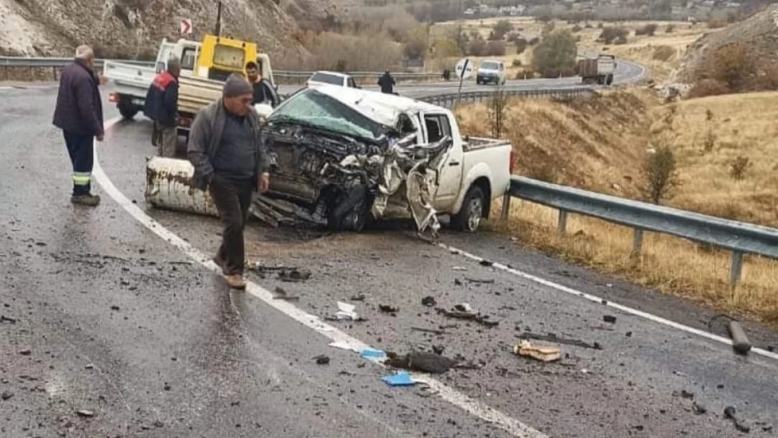 Sivas'ta pikap ile tır çarpıştı: 1'i ağır 2 yaralı