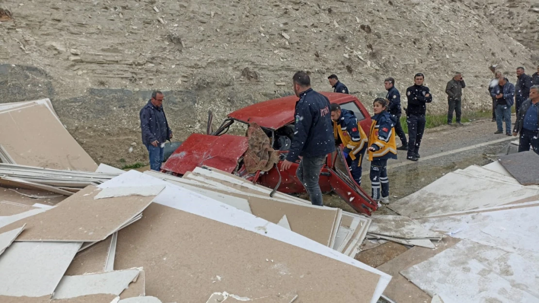 Sivas'ta tır otomobille çarpıştı: 1 ölü, 3 yaralı