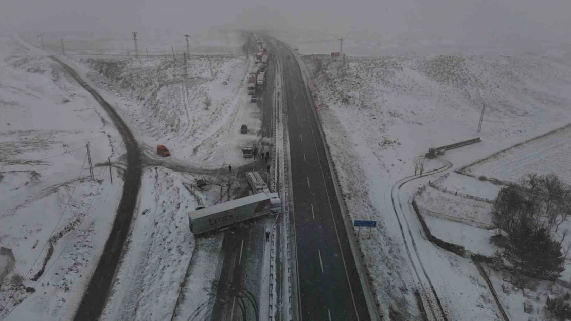 Sivas'ta yoğun kar yağışı zincirleme trafik kazasına yol açtı