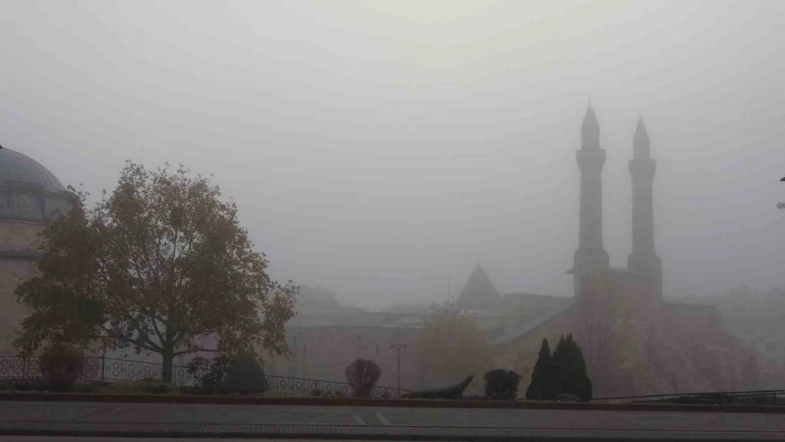 Sivas'ta yoğun sis görüş mesafesini 20 metreye kadar düşürdü