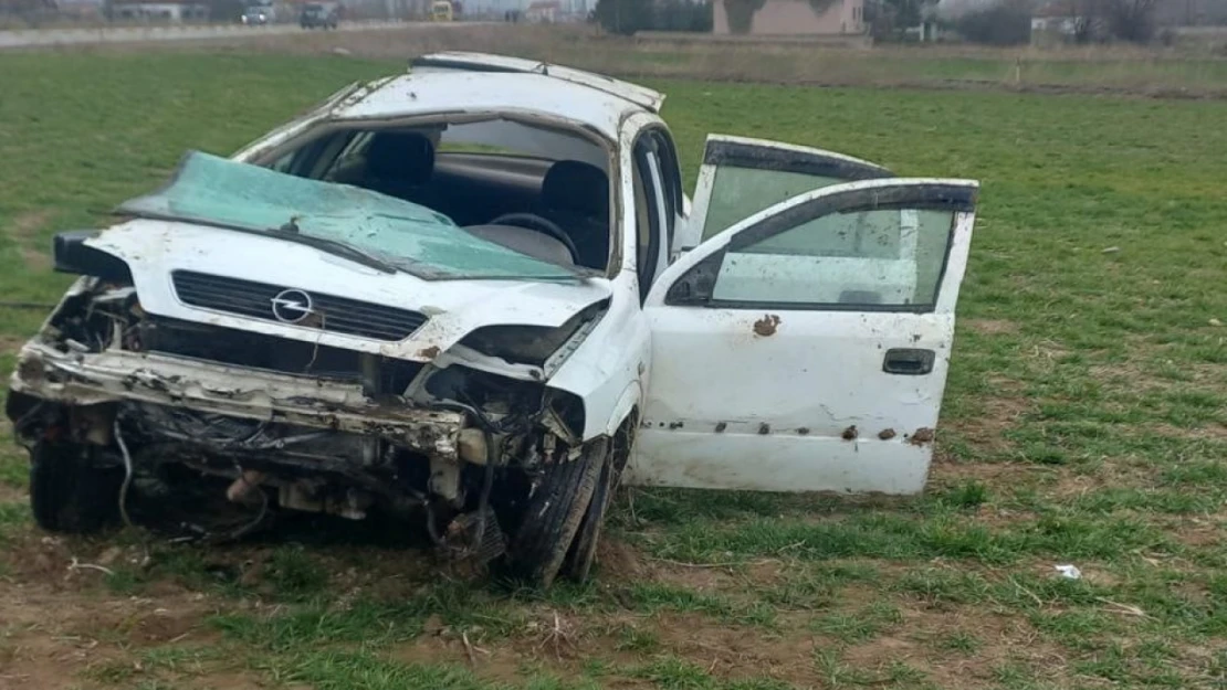 Sivas'ta yoldan çıkan otomobil takla attı: 3 yaralı