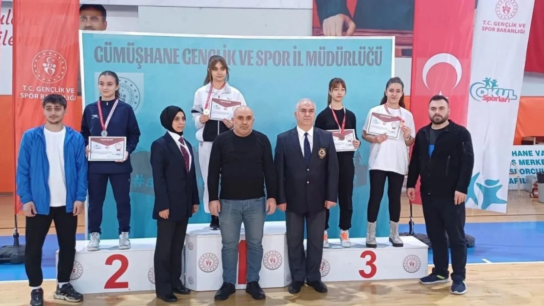 Sivaslı karateciler Gümüşhane'de kürsüyü boş bırakmadı