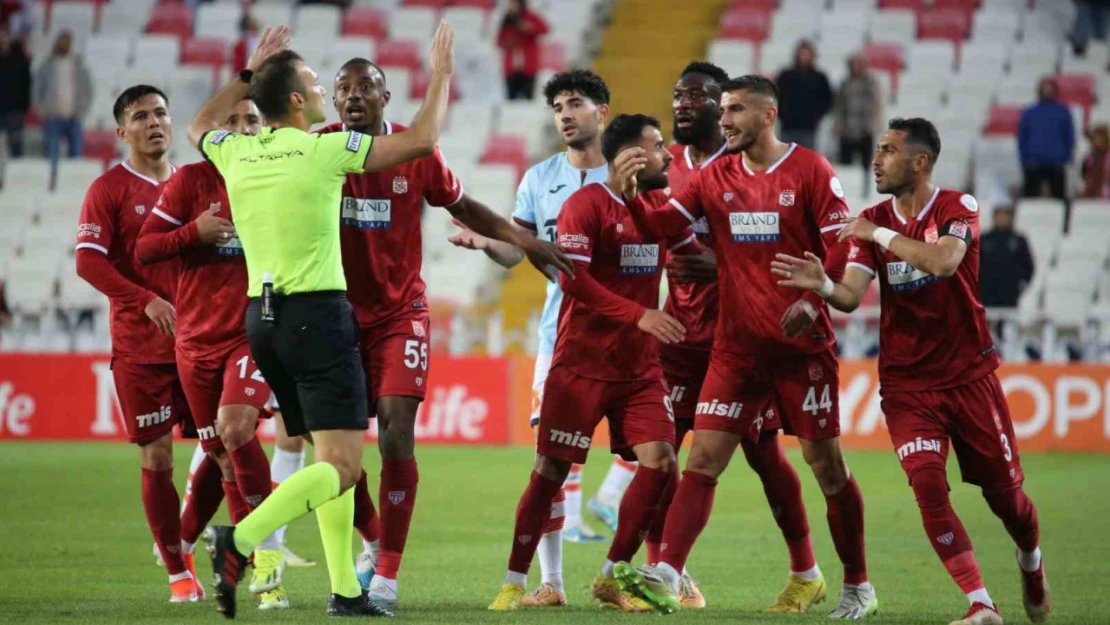 Sivasspor'da İbrahim Akdağ kırmızı kart gördü