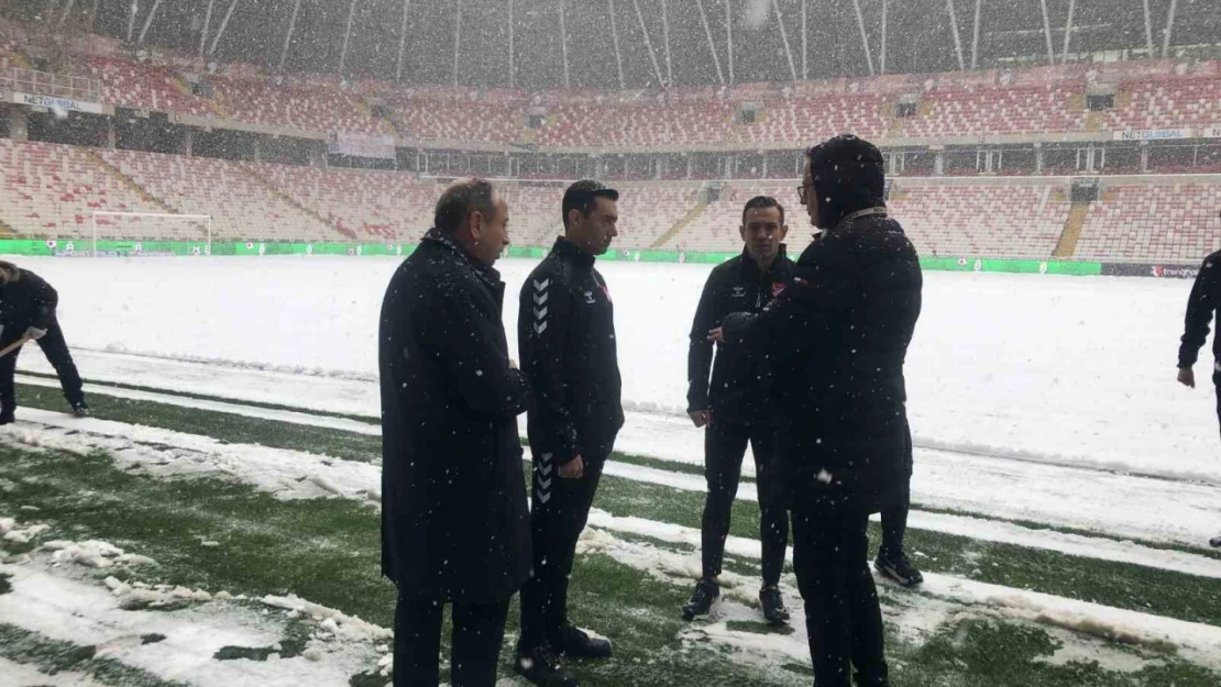 Sivasspor - Kasımpaşa maçının hakemi Burak Pakkan stadyum zeminini inceledi