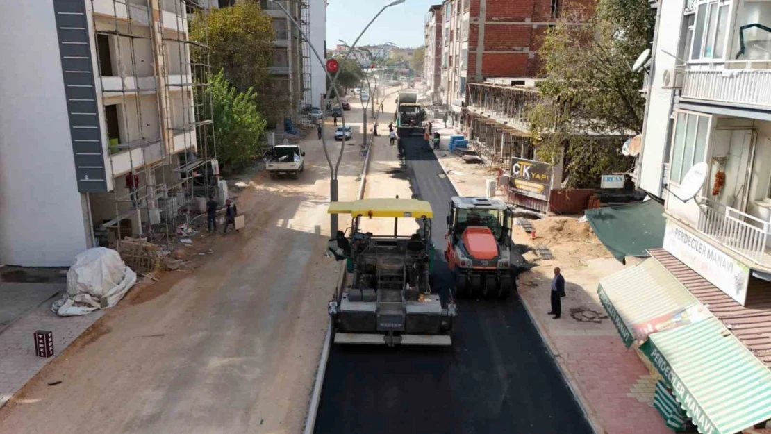 Sultan Fatih Caddesi'nde asfalt serim çalışmaları başladı