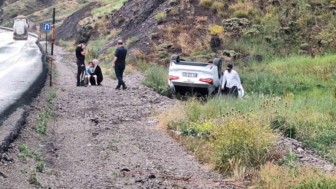 Sürücüsünün kontrolünden çıkan otomobil takla attı: 3 yaralı