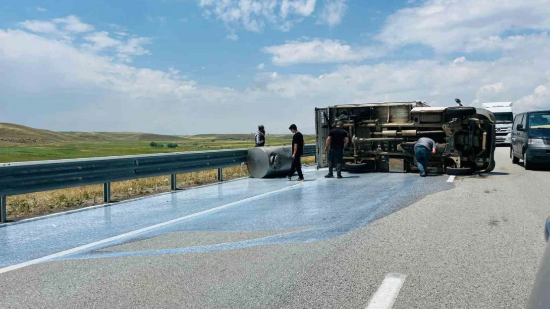 Süt toplama aracı kaza yaptı, yüzlerce litre süt yola döküldü