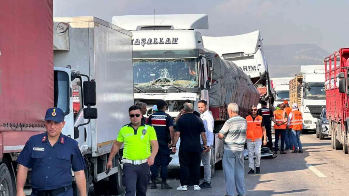 TAG Otoyolu'nda 7 araçlı zincirleme kaza: 1 ölü, 6 yaralı