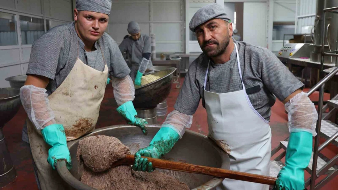 Tahin helvasını şeker yerine hurma suyuyla tatlandırıyorlar