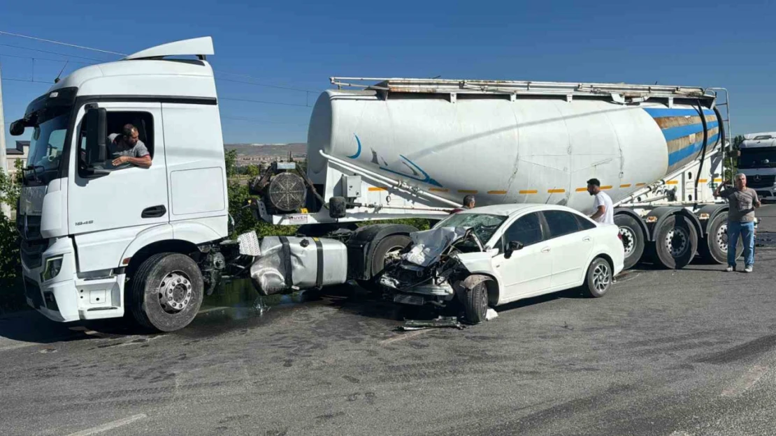 Tanker ile otomobil çarpıştı: 1'i ağır 2 yaralı