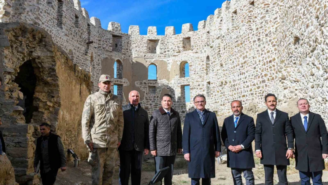 Tarihi Hoşap Kalesinin restorasyonu devam ediyor