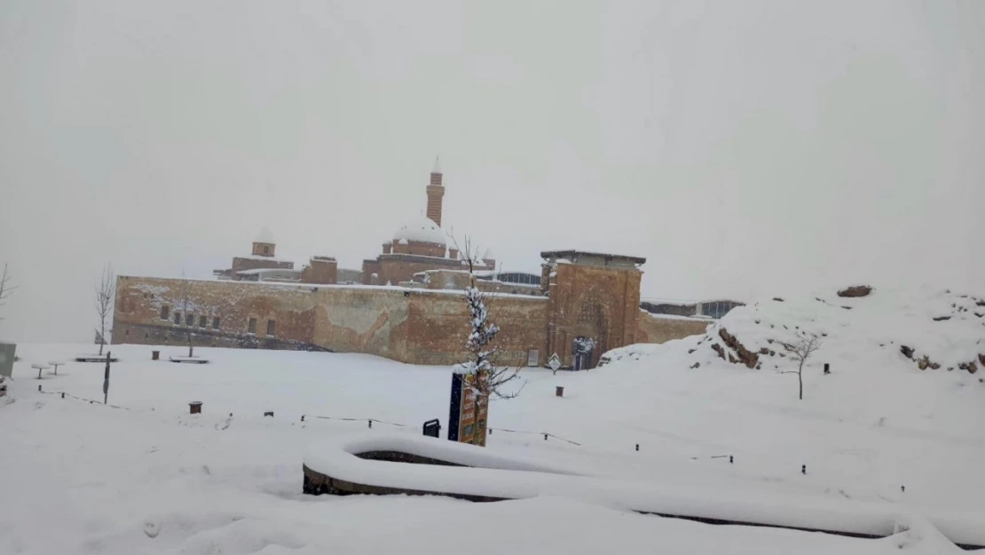 Tarihi İshak Paşa Sarayı'ndan kar manzaraları