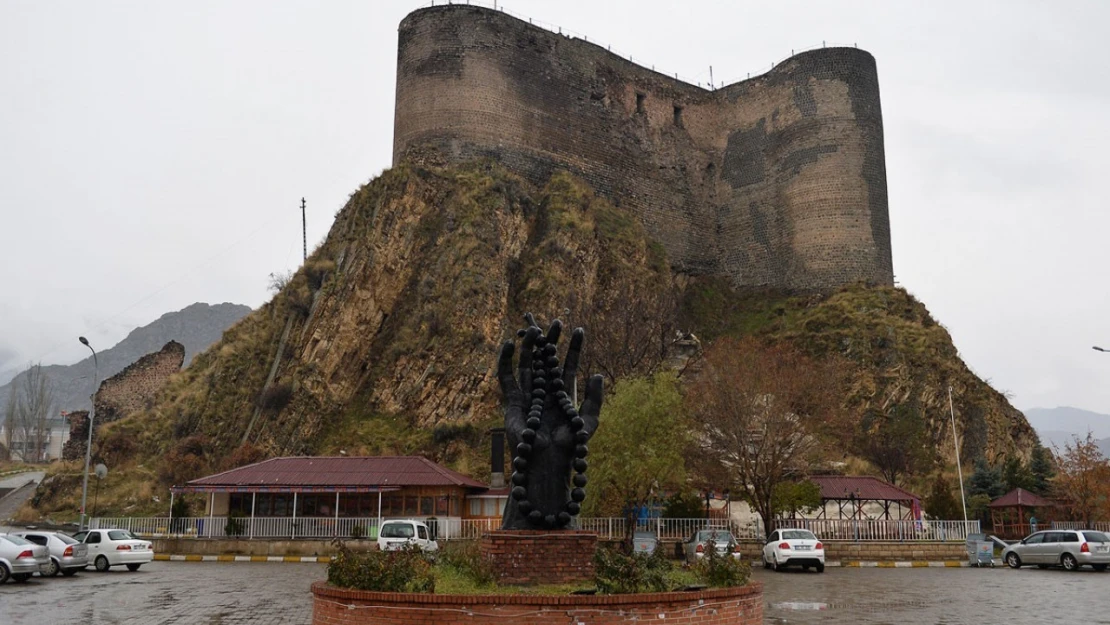 Tarihi Oltu Kalesi turizme kazandırılıyor