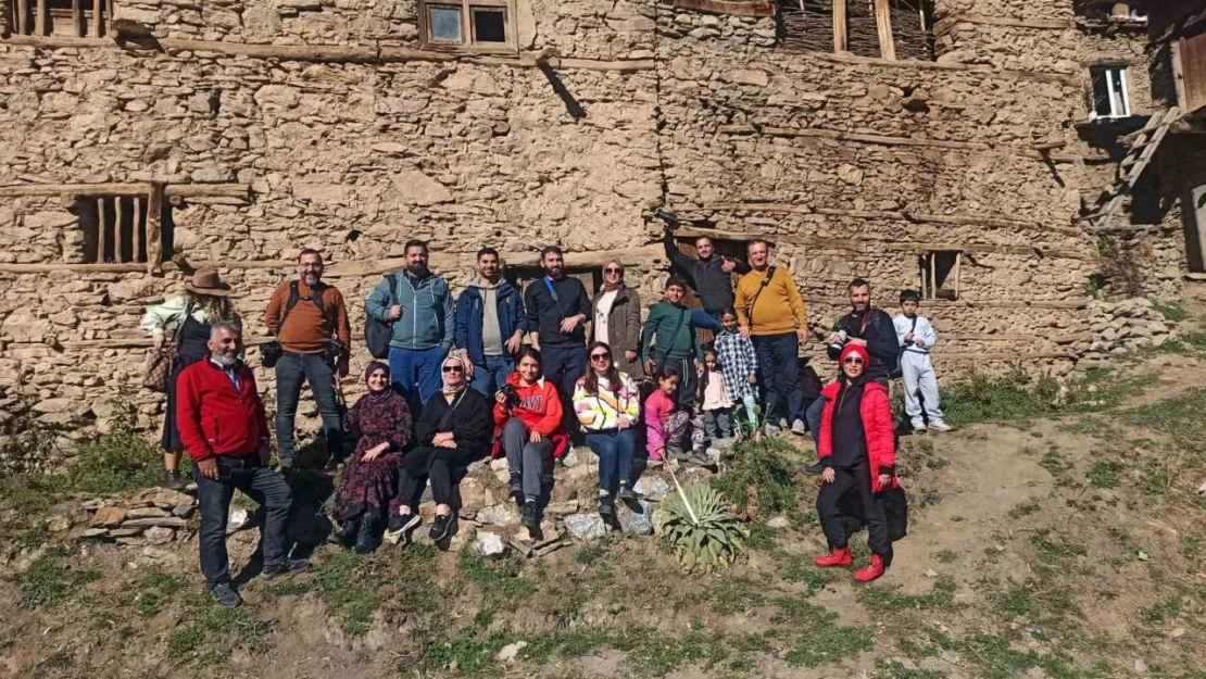 Taş evlerden oluşan Hizan'ın köyleri fotoğraf tutkunlarını ağırlıyor