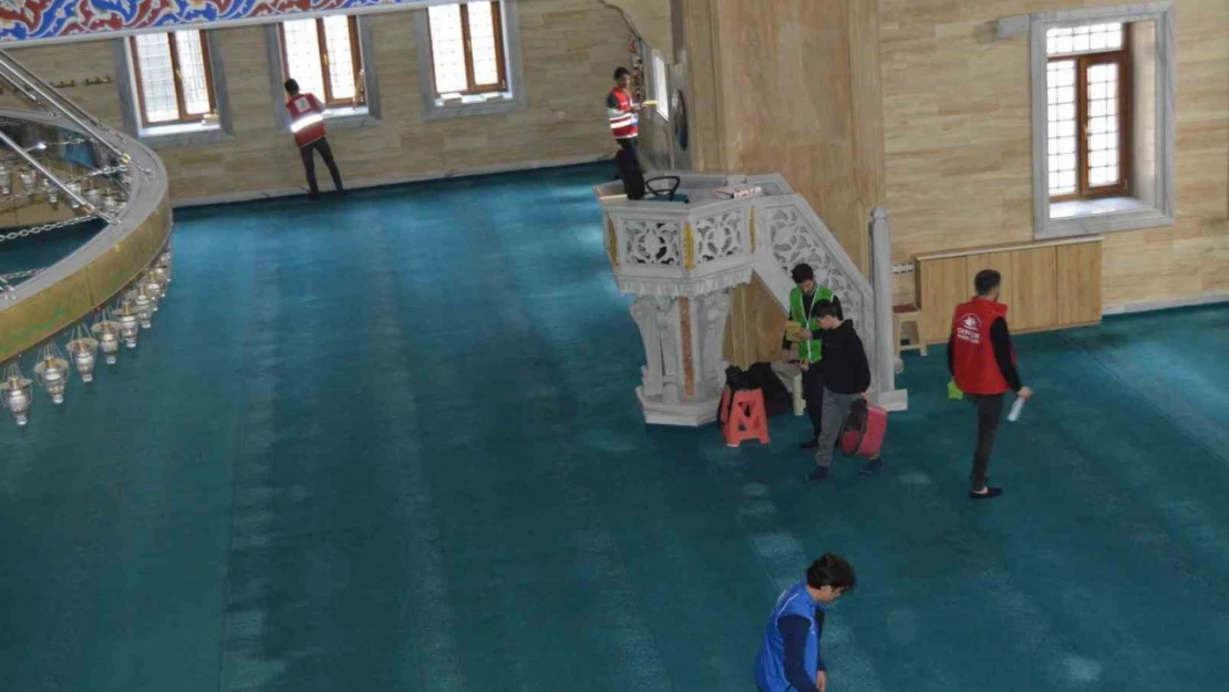 Tatvan'da gönüllülerden ramazan ayına özel camii temizliği