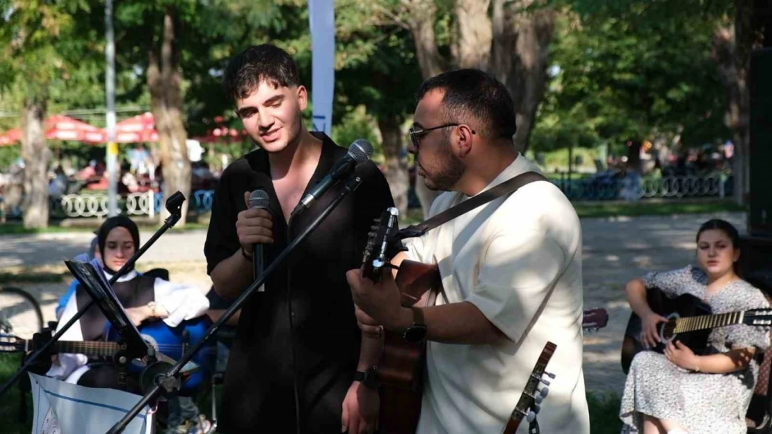 Tatvan Gençlik Merkezi'nin gitar kursu öğrencilerinden sahilde konser